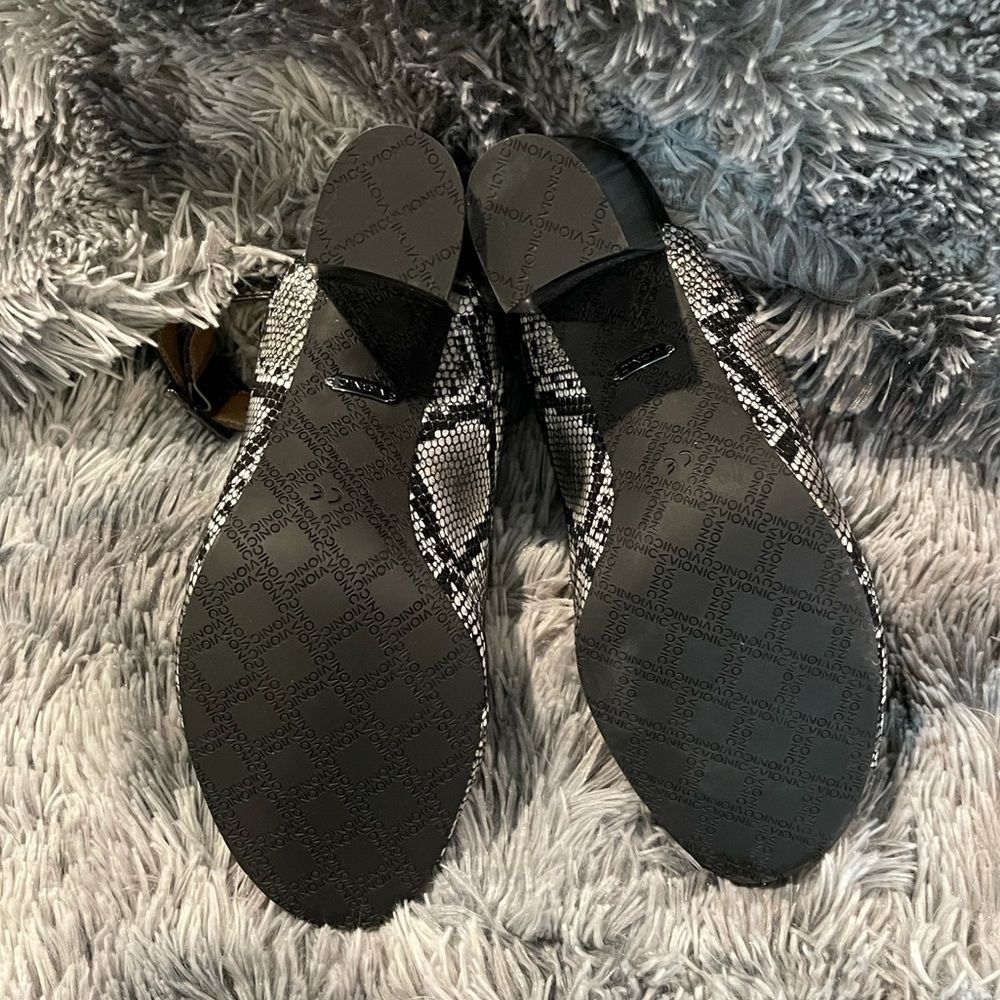 NEW IN BOX! Vionic Kaia Peep Toe Ankle Strap Leather Heel Sandals - Snakeskin - Picture 8 of 11